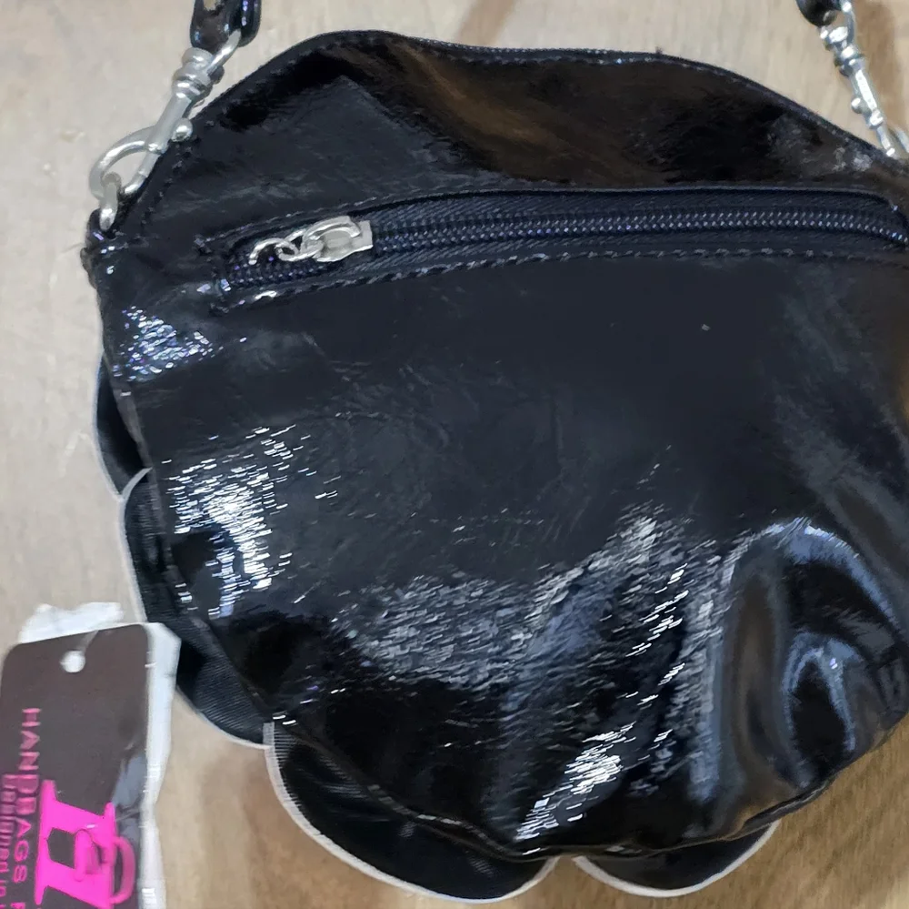 Elegant Black Floral Crossbody Bag - Picture 6 of 7